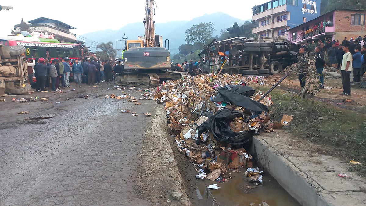 धादिङको धुनिबेसीमा एकै ठाउँमा सात सवारी दुर्घटना