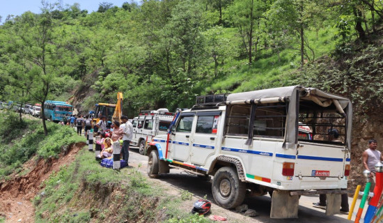 तथ्यहीन सूचनाको भर पर्दा सयौं यात्रु र सवारी साधन अलपत्र