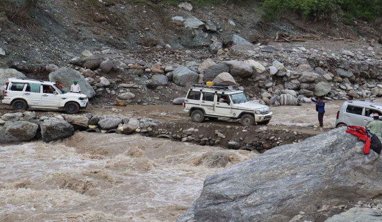 अवरुद्ध मेची राजमार्ग १० दिनपछि सञ्चालन