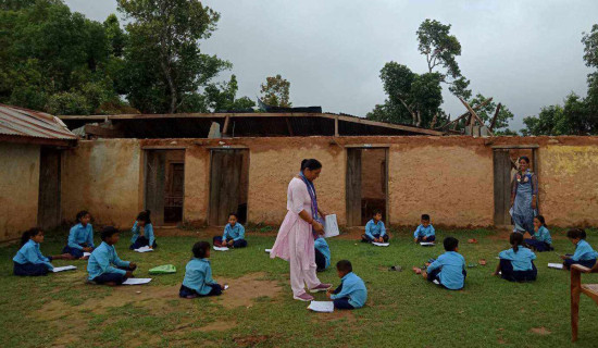 खुल्ला चौरमा पढ्न बाध्य विद्यार्थी