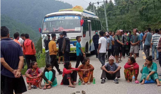 स्थानीयद्वारा यातायात अवरुद्ध