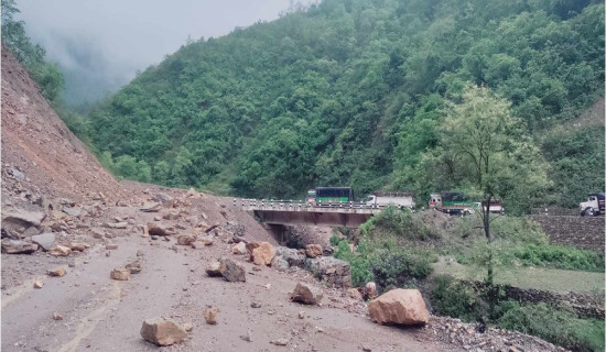 वर्षाले सिद्धार्थ राजमार्ग अवरुद्ध