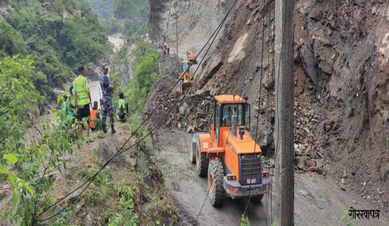 पहिरोका कारण नारायणगढ - मुग्लिन सडक अवरुद्ध