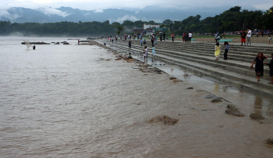 नारायणी किनारमा पर्यटक