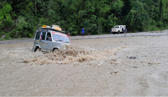 जोखिमका साथ खोला तार्दै गाडी