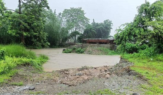 बाढीले डाइभर्सन बगाएपछि मोरङमा सडक अवरुद्ध