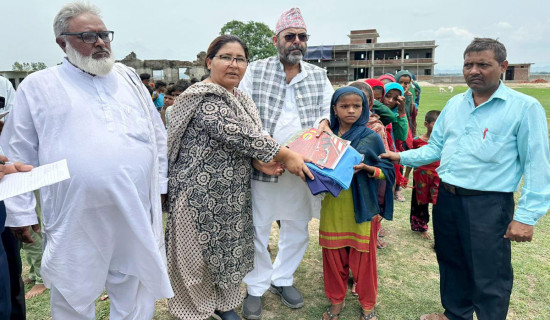 चार सय बढी विद्यार्थीलाई शैक्षिक सामग्री वितरण