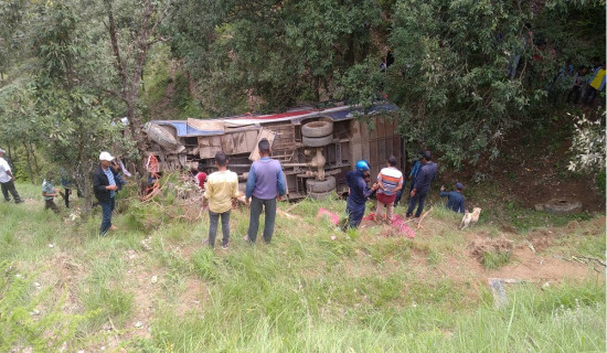 बैतडीमा बस दुर्घटना : एकको मृत्यु, ४० घाइते