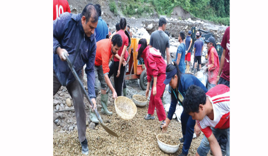 श्रमदानमा जुटे स्थानीय