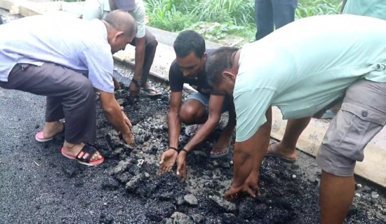 गुणस्तरहीन कालोपत्रे भन्दै स्थानीयले उक्काए