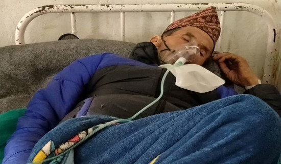 जिल्ला बाहिर रिफर गरिएका बिरामी तीन दिनदेखि अस्पतालमै बस्न बाध्य