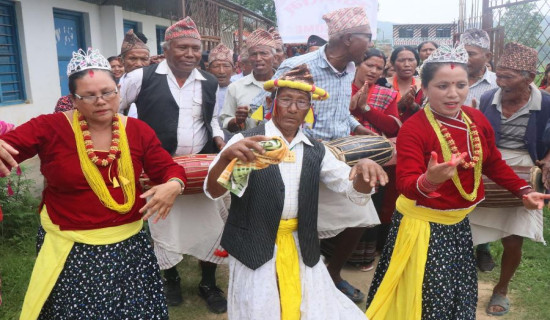 महिलाले नाचे लोपोन्मुख ‘पाउदुरे’ नाच