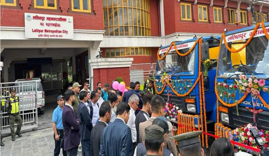 ललितपुर महानगरको सडकको धुलो पखाल्न ‘रोड वासर कम स्प्रिङकल’ प्रयोगमा