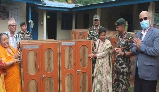 सेनाद्वारा वृद्धाश्रमलाई १६ दराज सहयोग