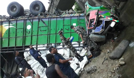 ट्रक दुर्घटना हुँदा चालक र सहचालक घाइते