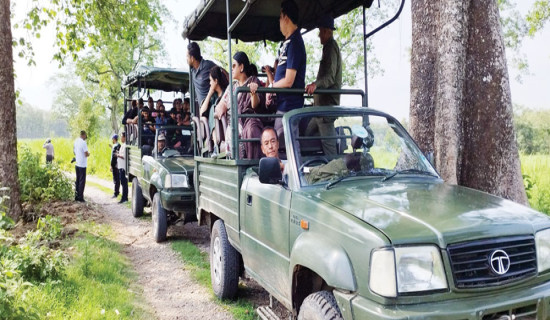 चितवन राष्ट्रिय निकुञ्जमा तीन लाख पर्यटक