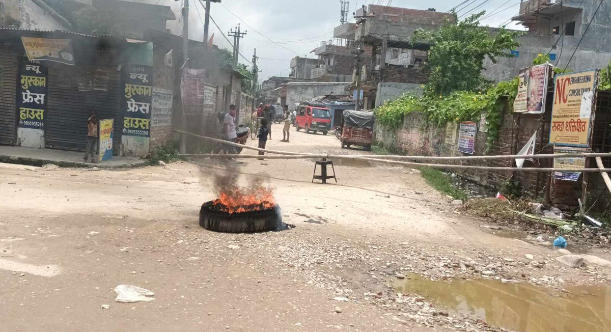 सडक निर्माणको माग गर्दै चक्काजाम