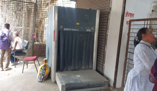 स्क्यानर मर्मत नहुँदा हातैले लगेज चेकजाँच