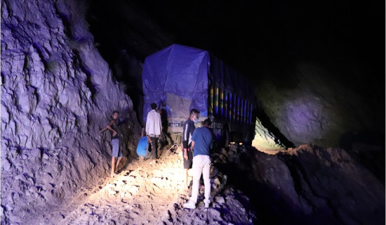 दुई हप्तादेखि खच्च सलीसल्ला सडक अवरुद्ध