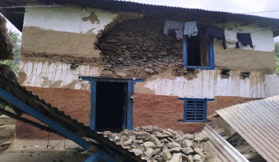 घर भत्किदा तीन घाइते