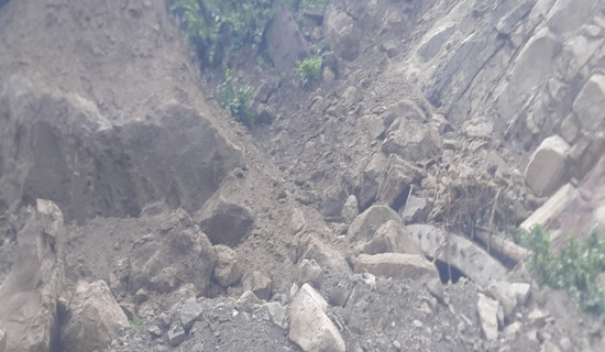 सिद्धबाबा सुरुङ मार्गको दुवै ढोकामा पहिरो