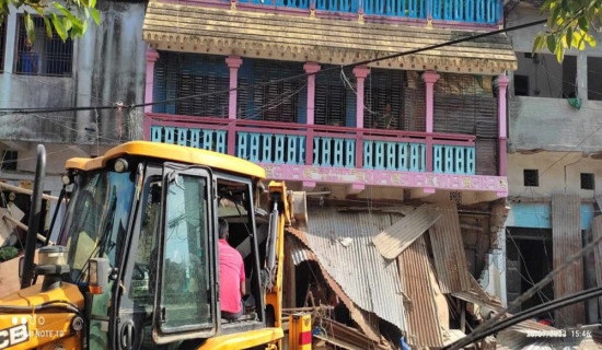 राजविराज नगरपालिकाले अतिक्रमित संरचना भत्काइयो