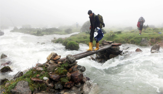 जोखिम मोलेर खोला तर्दै पर्यटक