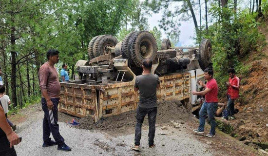 टिप्पर दुर्घटनामा दुई घाइते, एक गम्भीर