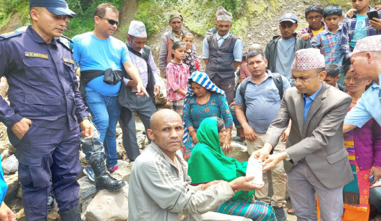 पहिरोमा ज्यान गुमाएका परिवारलाई राहत वितरण