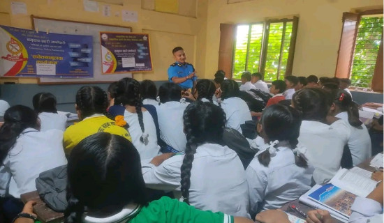 विद्यार्थीलाई कानुन सिकाउँदै प्रहरी