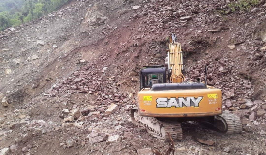 किन झरिरहेछ गर्जेनीमा निरन्तर पहिरो