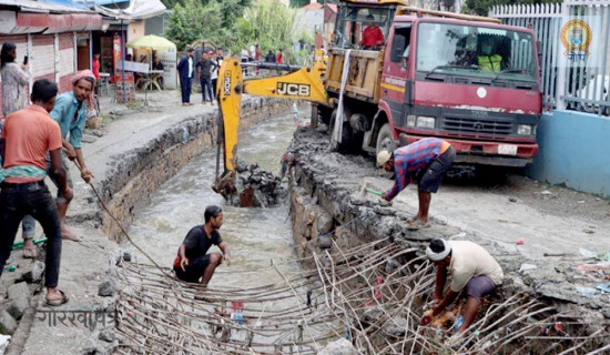 ढलान भत्काएर सामाखुसी खोलाको रड सफाइको काम तीव्र 