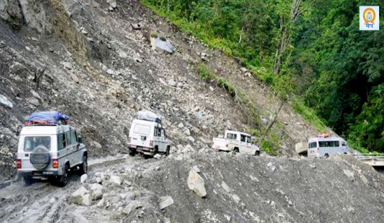 पहिरोले कर्णाली राजमार्गमा यात्रुलाई सास्ती