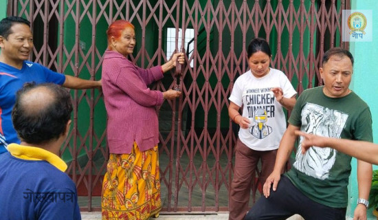 पानी माग्दै उपभोक्ताले लगाए खानेपानी कार्यालयमा ताला