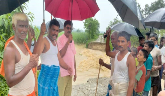 लखन्देहीको बाढीले सक्रौलमा बाँध भत्कायो, बस्ती जोखिममा