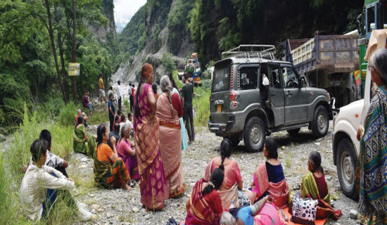 चार दिनदेखि सडकमा यात्रुको बास