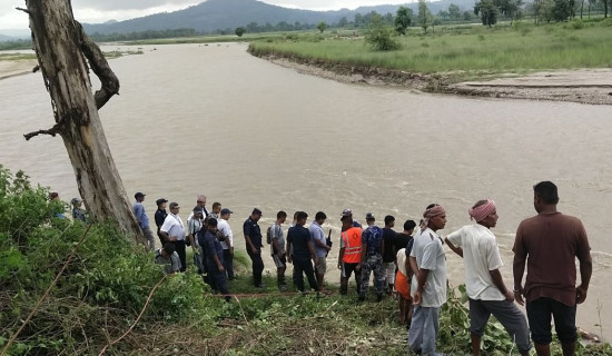 बाढीले कमला तटबन्ध कटान गर्दै, रोकथामको प्रयास हुँदै