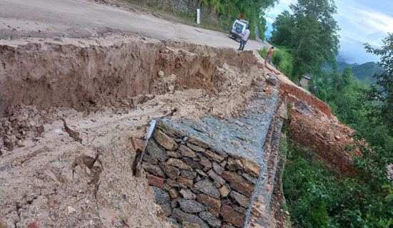 सडक भासिँदा पौवादुङवासीको दैनिकी कष्टकर