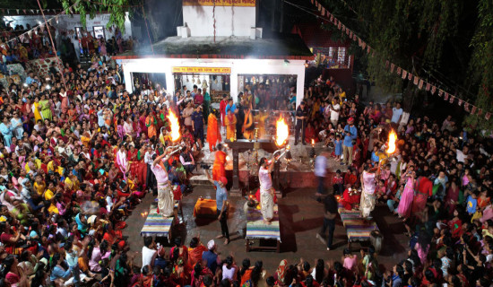 शृङ्गारिक आरती हेर्ने भक्तजनको घुइँचो