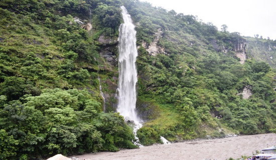 आहा सुन्दर बाँउसे झरना