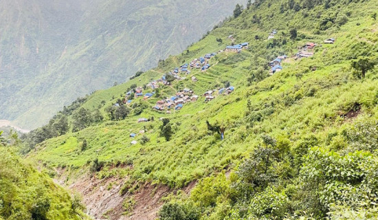 जमिन भासिँदै गएपछि खानीगाउँ पहिरोको जोखिममा