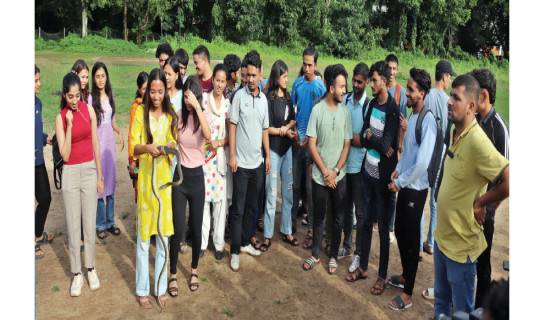सर्प संरक्षणमा विद्यार्थी