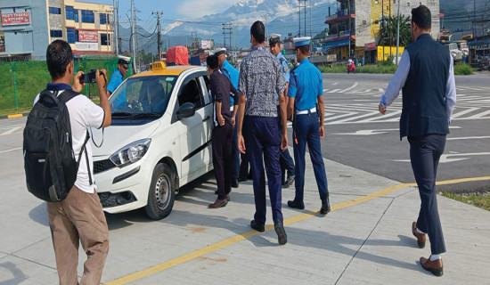 ट्याक्सी अनुगमन गर्न मन्त्री सडकमा