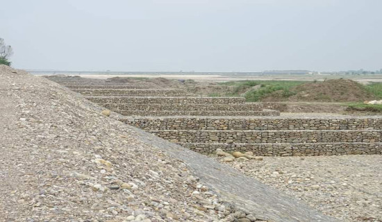 एक वर्षमा साढे चार किलोमिटर नदीमा तटबन्धन