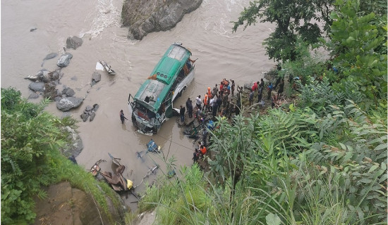 त्रिशूली नदीमा बस खस्यो : १५ जना घाइतेको उद्धार