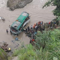 त्रिशूली नदीमा बस खस्यो : १५ जना घाइतेको उद्धार