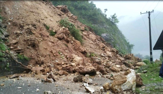 नाग्दीखोलामा पहिरो जाँदा पृथ्वीराजमार्ग अवरुद्ध