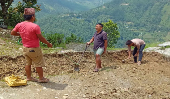 बाटो बनाउन स्थानीयद्वारा जनश्रमदान