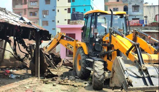 अतिक्रमण गरी बनाइएका घर टहरा भत्काइयो