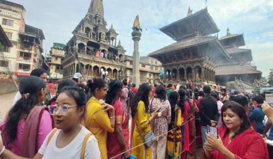 पाटनको कृष्ण मन्दिरमा भक्तजनको घुइँचो